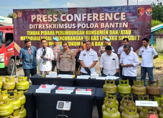 Wadirreskrimsus Polda Banten AKBP Bronto Budiyono dalam konferensi pres kasus dugaan pengisian tabung gas LPG. (Sumber: Istimewa)