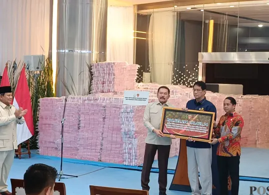 Kejagung RI menyerahkan uang hasil penyelamatan keuangan negara dan penagihan denda administratif dengan total nilai mencapai Rp6,6 triliun, Jakarta Selatan, Rabu, 24 Desember 2025. (Sumber: Poskota/Ali Mansur)