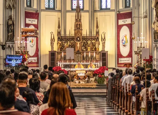 Khidmat Misa Malam Natal di Gereja Katedral