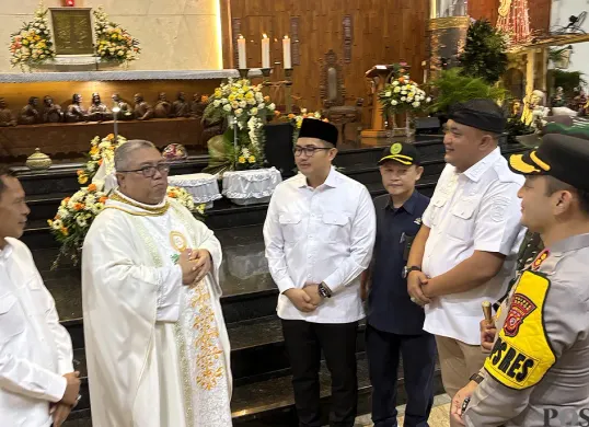 Forkopimda Kabupaten Bogor melakukan peninjauan gereja pada malam Natal, Rabu, 24 Desember 2025. (Sumber: POSKOTA | Foto: Giffar Rivana)
