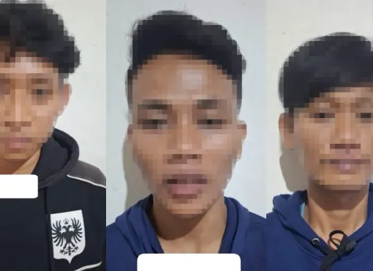 Potret tiga pelaku peredaran obat terlarang saat diamankan di Polsek Jatiuwung. (Sumber: Polsek Jatiuwung)