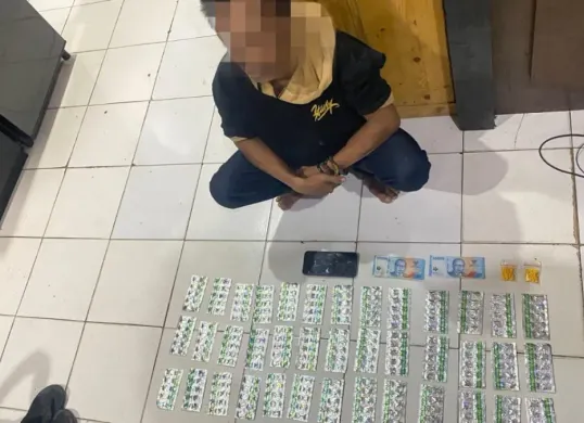 Potret pelaku dan barang bukti obat terlarang saat diamankan polisi. (Sumber: Polsek Tangerang)