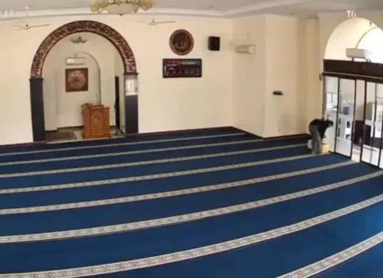 Rekaman CCTV masjid baitussalam memperlihatkan seorang laki-laki diduga mencuri uang donasi yang hendak diberikan ke korban bencana di Sumatera. (Sumber: Istimewa)