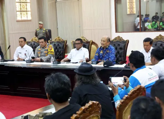 Gubernur Banten, Andra Soni (tengah), menerima perwakilan buruh sebelum mengumumkan penetapan UMP Banten 2026. (Sumber: Dok. Kominfo Pemprov Banten)