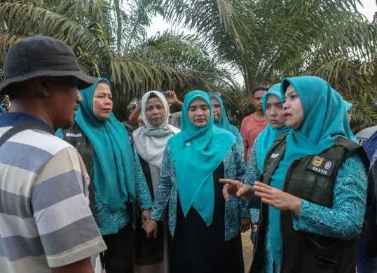 Ketua Bidang IV Kesehatan Keluarga dan Lingkungan TP PKK Pusat, Safriati Safrizal, memimpin tim dari Kemendagri menyalurkan bantuan ke Kecamatan Pante Bidari, Aceh Timur. (Sumber: Puspen Kemendagri)