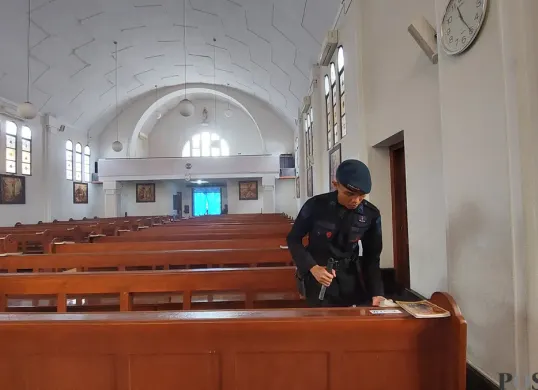 Tim Jibom Brimob Polda Jabar memastikan tidak ada benda mencurigakan, termasuk di area mimbar yang akan digunakan pastor saat memimpin Misa Natal dan ibadah pada 25 Desember 2025. (Sumber: Poskota | Foto: Gatot Poedji Utomo)