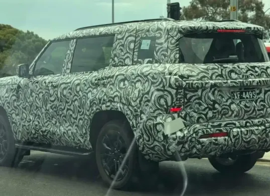 Mitsubishi Motors tertangkap menguji Pajero generasi terbaru di Australia yang diprediksi meluncur global pada 2026. (Sumber: Drive)