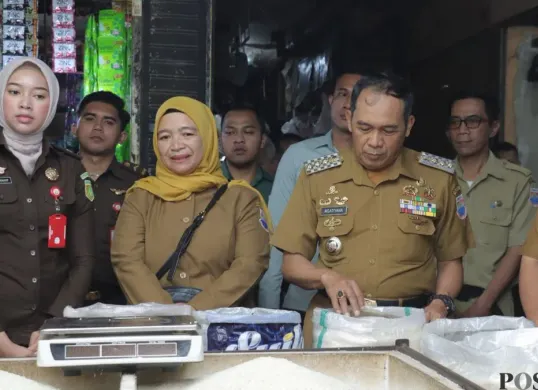 Walikota Cimahi, Ngatiyana (tengah), turun langsung ke pasar tradisional memeriksa stok dan harga kebutuhan pokok. (Sumber: Poskota/Gatot Poedji Utomo)