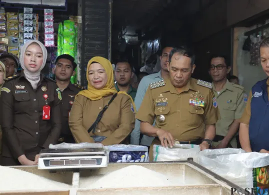 Walikota Cimahi, Ngatiyana (tengah), turun langsung ke pasar tradisional memeriksa stok dan harga kebutuhan pokok. (Sumber: Poskota | Foto: Gatot Poedji Utomo)