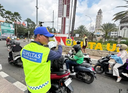 Supeltas mengatur lalu lintas di kawasan Gadog, Puncak, Kabupaten Bogor. (Sumber: Poskota/Giffar Rivana)