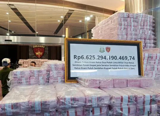 Penampakan tumpukan uang hasil penyelamatan keuangan negara oleh Satgas Penertiban Kawasan Hutan di halaman Gedung Bundar, Kejaksaan Agung, Jakarta Selatan, Rabu, 24 Desember 2025. (Sumber: POSKOTA | Foto: Ali Mansur)