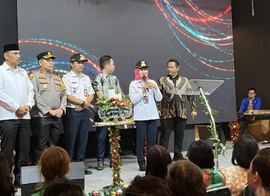 Wali Kota Jakarta Barat, Iin Mutmainnah, saat memberikan sambutan kepada jemaat Gereja Bethany di Mal Season City, Tambora, Jakarta Barat, Rabu malam, 24 Desember 2025. (Sumber: POSKOTA | Foto: Pandi Ramedhan)