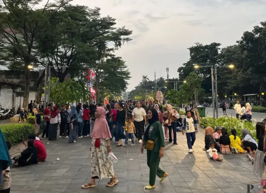 Pengunjung memadati Kota Tua, Tamansari, Jakarta Barat, Kamis, 25 Desember 2025. (Sumber: Poskota/Pandi Ramedhan)