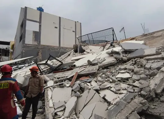 Bangunan parkir di Gang Waru 1, Jalan Alur Laut RT 05/RW 03, Rawa Badak Selatan, Koja, Jakarta Utara, roboh, Kamis, 25 Desember 2025. (Sumber: Dok. Istimewa)