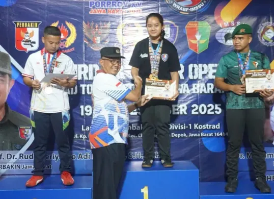 Atlet Kota Depok menerima medali emas dalam kejuaran level provinsi Jawa Barat. (Sumber: Dok. Koni Kota Depok)