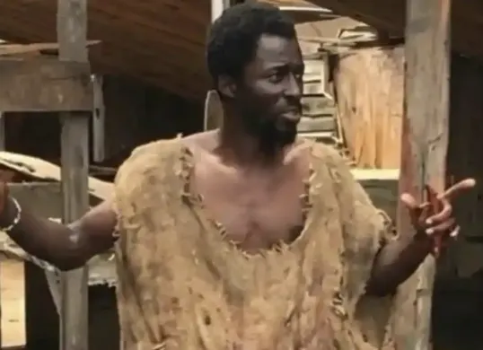 Ebo Noah, pria asal Ghana yang mengklaim menerima wahyu ilahi, menunjukkan proyek bahtera kayu yang ia sebut sebagai persiapan menghadapi banjir global. (Sumber: Instagram)