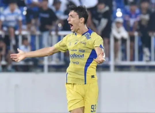 Federico Barba saat memperkuat Persib Bandung di Super League 2025–2026, bek asal Italia itu mengaku tengah dilanda kerinduan mendalam pada keluarganya. (Sumber: Dok/Persib)