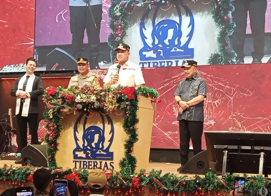 Wali Kota Bekasi, Tri Adhianto meninjau perayaan Natal di Gereja Tiberias, Margahayu, Bekasi Timur, Kamis, 25 Desember 2025. (Sumber: Poskota/Nurpini Aulia Rapika)