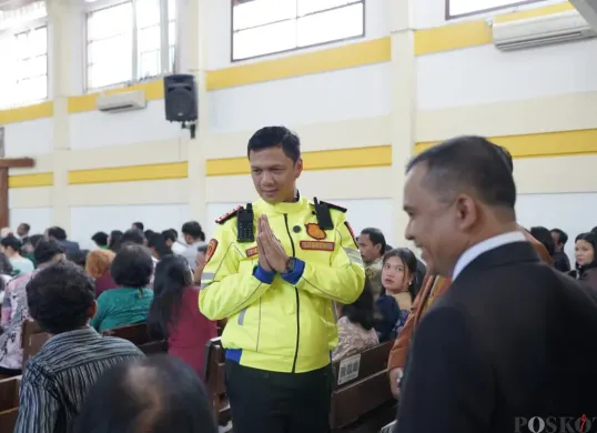 Kapolres Cimahi AKBP Niko N. Adi Putra, turun langsung melakukan pengamanan gereja, Kamis 25 Desember 2025. (Sumber: Poskota | Foto: Gatot Poedji Utomo)