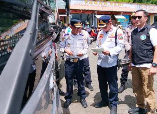 Petugas Dishub memeriksa kelaikan kendaraan di kawasan wisata Lembang, Kabupaten Bandung Barat, Kamis 25 Desember 2025. (Sumber: Poskota/Gatot Poedji Utomo)