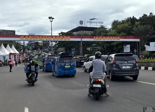 Sejumlah kendaraan melintas di jalur Puncak via Gadog jelang libur tahun baru 2025/2026. (Sumber: POSKOTA | Foto: Giffar Rivana)