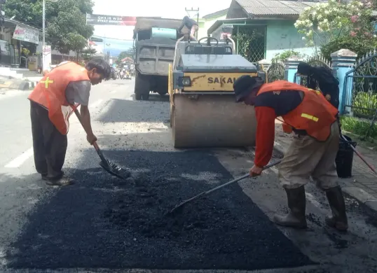 Sejumlah petugas dari UPT PJJ Lebak pada DPUPR Banten, saat melakukan penanganan jalan rusak. (Sumber: UPT PJJ Lebak)