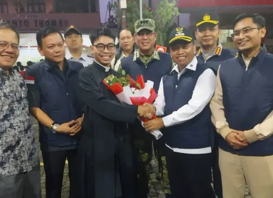 Wali Kota Depok Supian Suri bersama Kapolres Metro Depok Kombes Pol Abdul Waras dan Dandim Depok didampingi Pakar Kriminolog Prof Andrianus Meliala mengunjungi Gereja Gidion di Kelapa Dua Cimanggis, Kota Depok. (Sumber: Dok. Humas Polres Metro Depok)