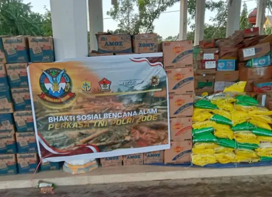 Paguyuban Perkasa TNI-POLRI Jebolan 2006 menyalurkan bantuan kemanusiaan ke korban bencana di Aceh. (Sumber: Istimewa)
