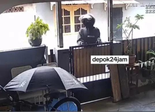 Detik-detik sebelum seorang pelaku berpura-lura jadi kurir paket mencuri rumah kosong di daerah Sukmajaya Kota Depok. (Sumber: Instagram/@depok24jam)
