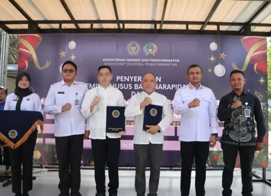 Pemberian remisi kepada napi Rutan Kelas I Tangerang. (Sumber: Dok. Humas Rutan Tangerang)