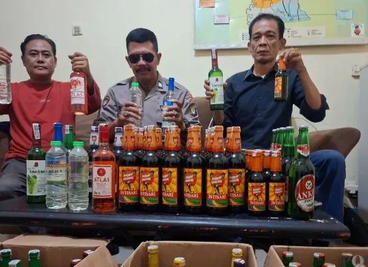 Kanit Reskrim Polsek Cinere, Iptu Firman bersama Panit Riksa dan anggota Polsek Cinere menyita barang bukti ratusan botol miras berbagai merek hasil operasi pemberantasan penjualan Miras. (Sumber: Poskota/Angga Pahlevi)