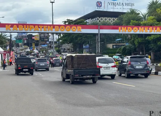 Sejumlah kendaraan memasuki kawasan Wisata Puncak via Gadog saat Hari Raya Natal. (Sumber: Poskota/Giffar Rivana)