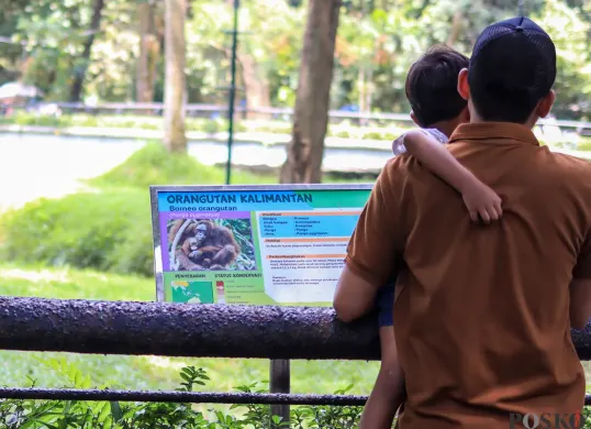 Masyarakat menikmati libur Natal dan Tahun Baru dengan mengunjungi Taman Marga Satwa Ragunan, Jakarta, pada Kamis, 25 Desember 2025. (Sumber: Poskota | Foto: Dhiya Ahmad)
