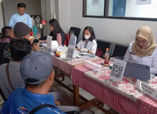 Sopir bus di Terminal Tipe A Jati Jajar, Tapos, Kota Depok, menjalani tes kesehatan, Rabu, 24 Desember 2025. (Sumber: Dok. BNNK Depok)