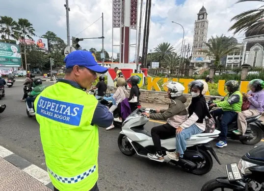 Supeltas mengantur lalu lintas di wilayah Gadog, Puncak, dalam Operasi Lilin Lodaya, Kamis, 25 Desember 2025. (Sumber: Poskota/Giffar Rivana)