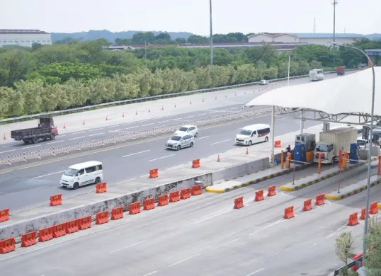Arus lalu lintas kendaraan di ruas Jalan Tol Jakarta-Cikampek yang bergerak ke arah Timur Trans Jawa. (Sumber: Dok. JTT)