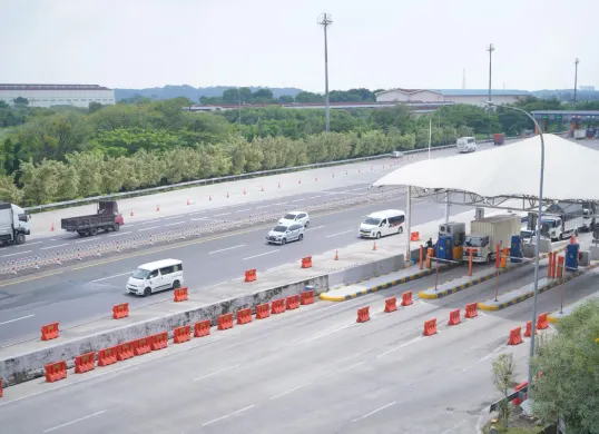 Pantauan arus lalu lintas kendaraan di Gerbang Tol (GT) Cikatama yang bergerak menuju arah Timur Trans Jawa. (Sumber: PT Jasamarga Transjawa Tol)