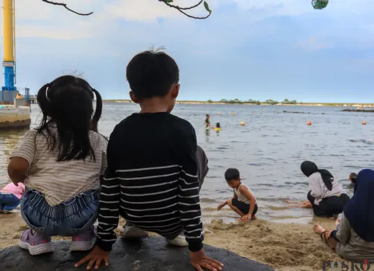 Kawasan Taman Impian Jaya Ancol, Jakarta, dipadati pengunjung yang menghabiskan libur panjang Natal dan Tahun Baru, Jumat, 26 Desember 2025. (Sumber: Poskota | Foto: Dhiya Ahmad Fauzan/M2)