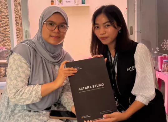 Tim Astara Studio bersama klien usai penandatanganan kerja sama desain, menegaskan komitmen menghadirkan desain berkualitas sesuai kebutuhan dan anggaran. (Sumber: Istimewa)