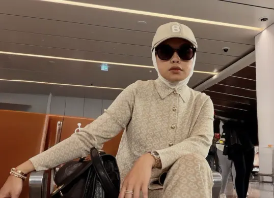 Linda Anggrea, Founder dan CEO Buttonscarves, saat menghadiri ajang fashion internasional sebagai representasi modest fashion Indonesia. (Sumber: Instagram/@lindaanggrea)