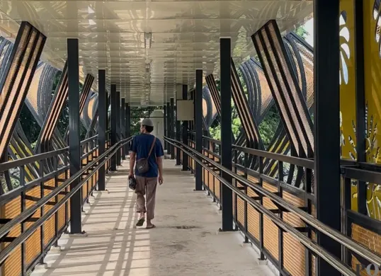 Penampakan JPO Kyai Tapa, Grogol Petamburan, Jakarta Barat, yang sudah selesai proses renovasi dan sudah bisa dinikmati masyarakat, Jumat, 26 Desember 2025. (Sumber: Poskota | Foto: Pandi Ramedhan)