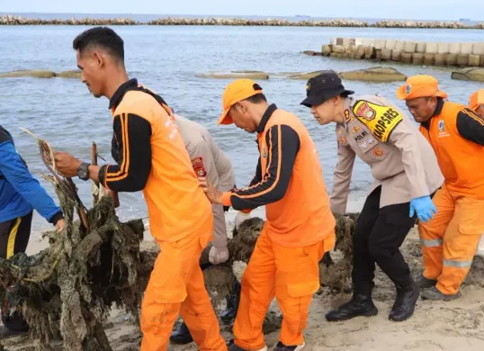 Polres Kepulauan Seribu menggelar kerja bakti membersihkan pesisir Pantai Sakura, Pulau Untung Jawa, Jumat, 26 Desember 2025. (Sumber: Dok. Istimewa)