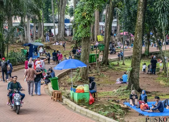 Pengunjung melihat satwa ketika berwisata di Taman Margasatwa Ragunan, Jakarta. (Sumber: Poskota/Dhiya Ahmad Fauzan)