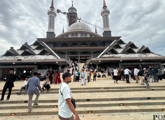 Kemegahan Masjid Nurul Wathon yang mulai beroperasi pada Jumat, 26 Desember 2025. (Sumber: Poskota | Foto: Giffar Rivana)