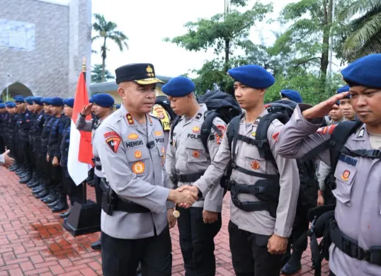 Kapolda Banten Irjen Hengki usai acara pelepasan Korps Brimob dalam Operasi Aman Nusa II. (Sumber: Bidhumas Polda Banten)