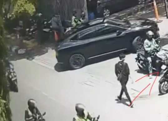 Komplotan curanmor bersenjata api beraksi di depan pasar modern Ranch Market kawasan Kembangan, Jakarta Barat. (Sumber: Istimewa)