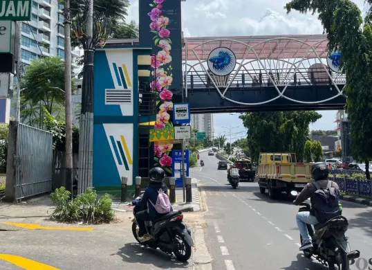 Suasana di lokasi pencurian sepeda motor di kawasan Kembangan, Jakarta Barat, yang pelakunya membawa senjata, Jumat, 26 Desember 2025. (Sumber: Poskota/Pandi Ramedhan)