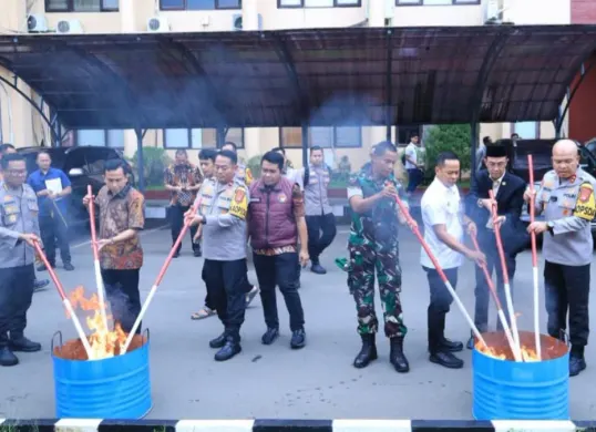 Kapolda Banten Irjen Pol Hengki (kanan) memusnahkan barang bukti narkoba. (Sumber: Dok. Bidhumas Polda Banten)