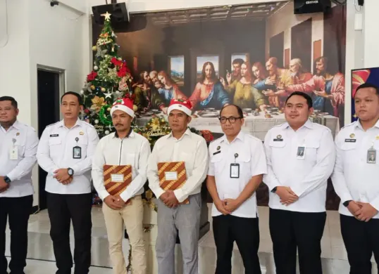 Kepala Lapas Kelas IIA Cikarang, Urip Dharma Yoga, bersama jajarannya secara simbolis memberikan surat keputusan remisi kepada perwakilan narapidana dalam rangka Natal 2025. (Sumber: Istimewa)