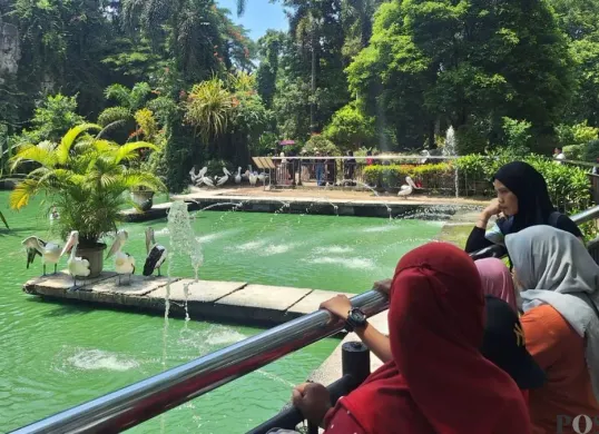 Pengunjung Taman Margasatwa Ragunan, Pasar Minggu, Jakarta Selatan, Jumat, 26 Desember 2025. (Sumber: Poskota/Angga Pahlevi)